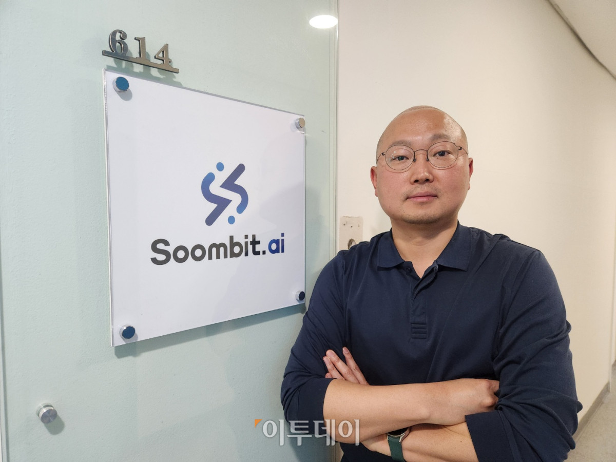 ▲배웅 숨빗AI 대표가 최근 경기도 성남 판교 본사에서 진행된 본지와 인터뷰 후 포즈를 취하고 있다. (이상민 기자 imfactor@)