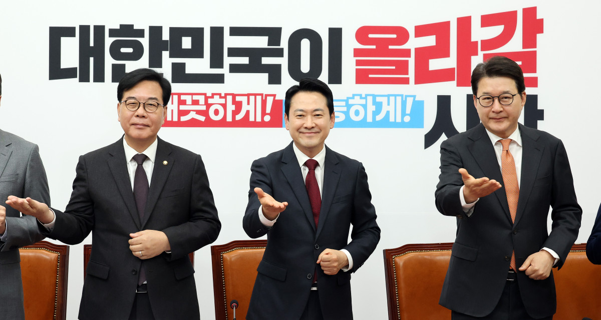 ▲장애인의 날을 맞아 국민의힘 장동혁 대표를 비롯한 지도부가 20일 국회에서 열린 최고위원회의에 앞서 수어로 인사하고 있다. (연합뉴스)
