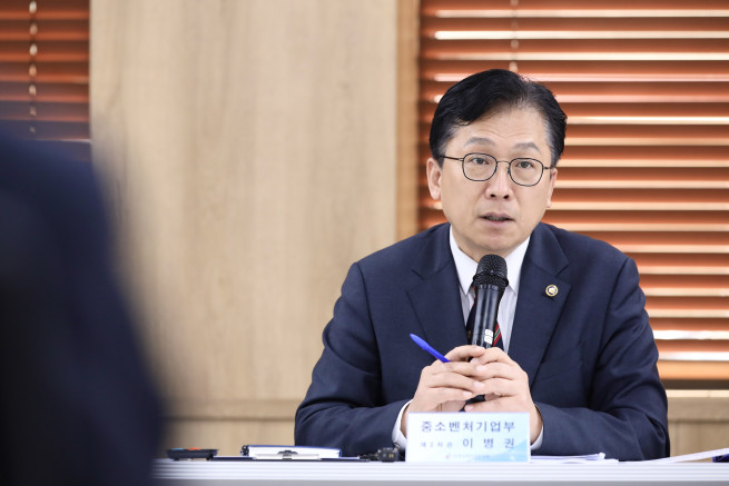 ▲이병권 중소벤처기업부 제2차관이 15일 서울 중구 외식업 중앙회에서 열린 ‘중동 전쟁 관련 소상공인 현장애로 간담회’에서 모두발언을 하고 있다. (사진제공=중소벤처기업부)