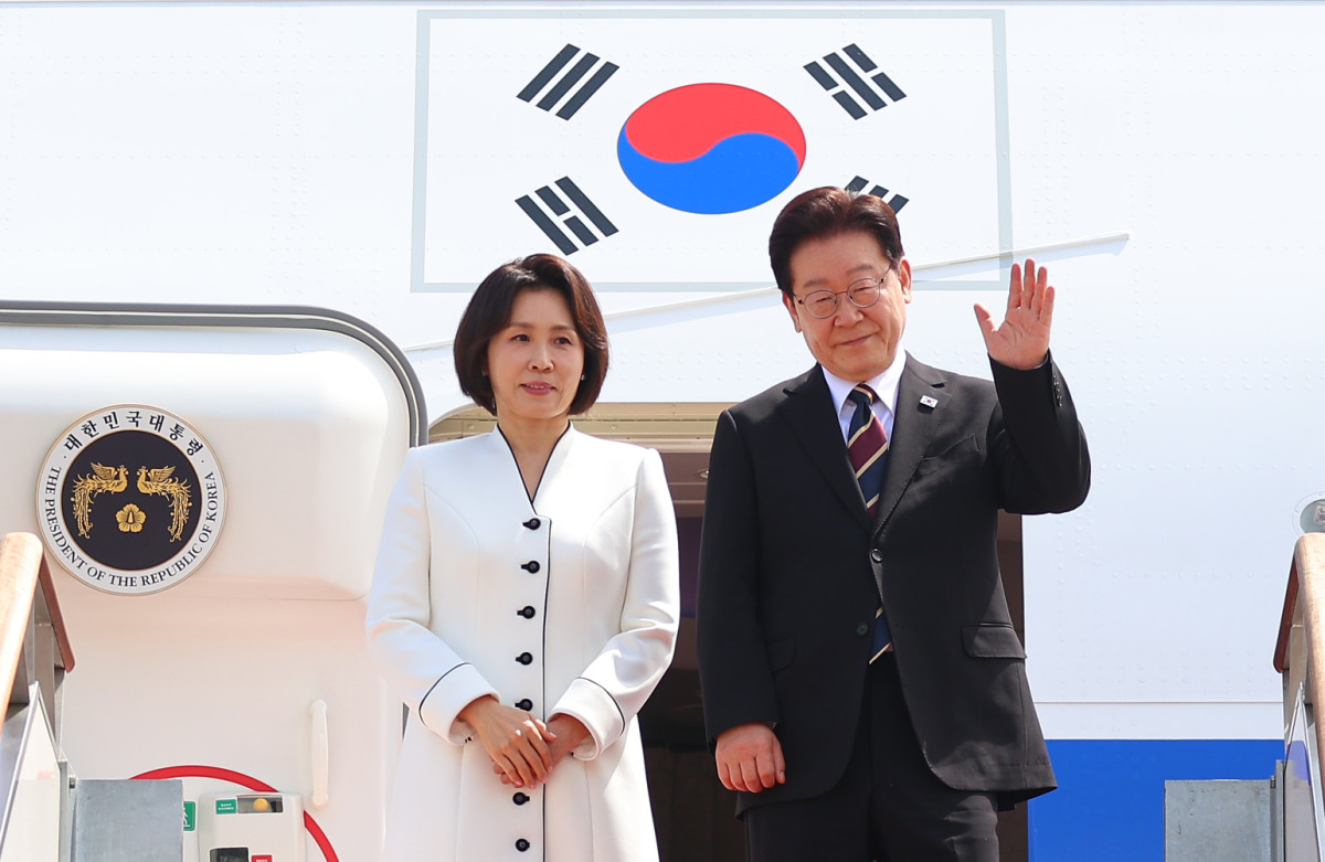 ▲인도·베트남을 국빈 방문하는 이재명 대통령과 김혜경 여사가 19일 성남 서울공항 공군 1호기에서 환송객에게 인사하고 있다. (연합뉴스)