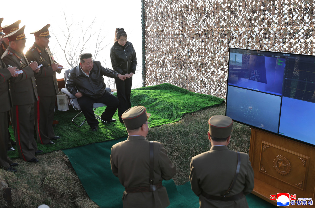 ▲김정은 북한 국무위원장이 딸 주애와 함께 현장을 참관하고 있다. (평양 조선중앙통신/연합뉴스)
