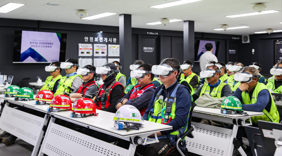 ▲현장 근로자들이 ‘찾아가는 안전문화체험관’ 교육에 참여해 VR 장비를 활용한 체험형 콘텐츠로 안전교육을 받고 있다. (사진제공=현대건설)