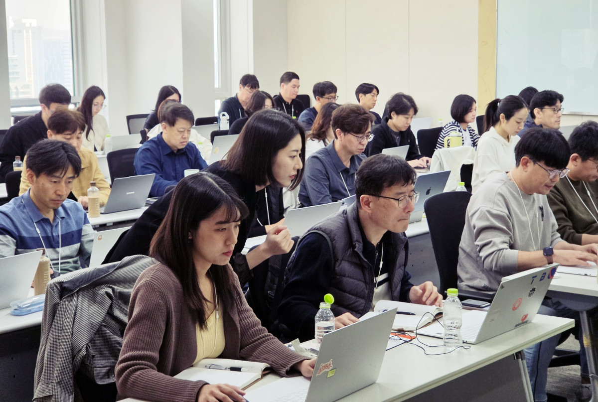 ▲SK브로드밴드는 사내 구성원 대상으로 본사(서울 중구 소재)에서 ‘AI Agent Lab’ 과정을 상시 운영 중이다. 과정에 참여한 SK브로드밴드 구성원이 직접 에이전트를 만들고 있다. (사진제공=SKB)