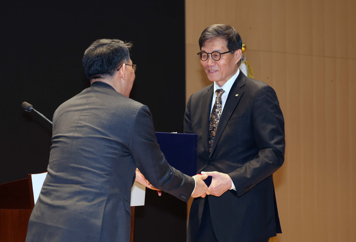 ▲이창용 한국은행 총재가 20일 서울 중구 한국은행에서 열린 이임식에서 한은패를 받고 있다. 신태현 기자 holjjak@
