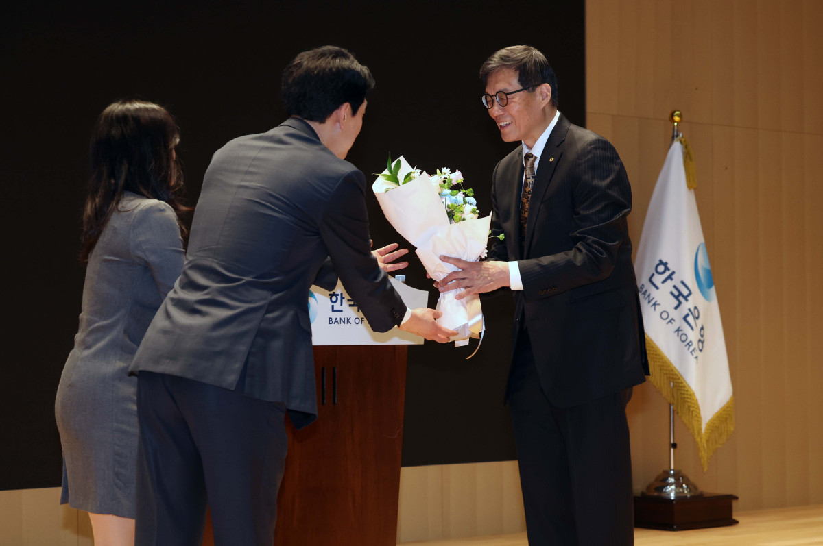 ▲이창용 한국은행 총재가 20일 서울 중구 한국은행에서 열린 이임식에서 꽃다발을 받고 있다. 신태현 기자 holjjak@