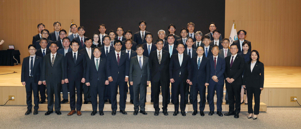▲이창용 한국은행 총재가 20일 서울 중구 한국은행에서 열린 이임식에서 임직원들과 기념촬영을 하고 있다. 신태현 기자 holjjak@