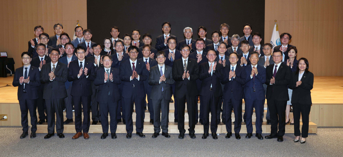 ▲이창용 한국은행 총재가 20일 서울 중구 한국은행에서 열린 이임식에서 임직원들과 기념촬영을 하고 있다. 신태현 기자 holjjak@