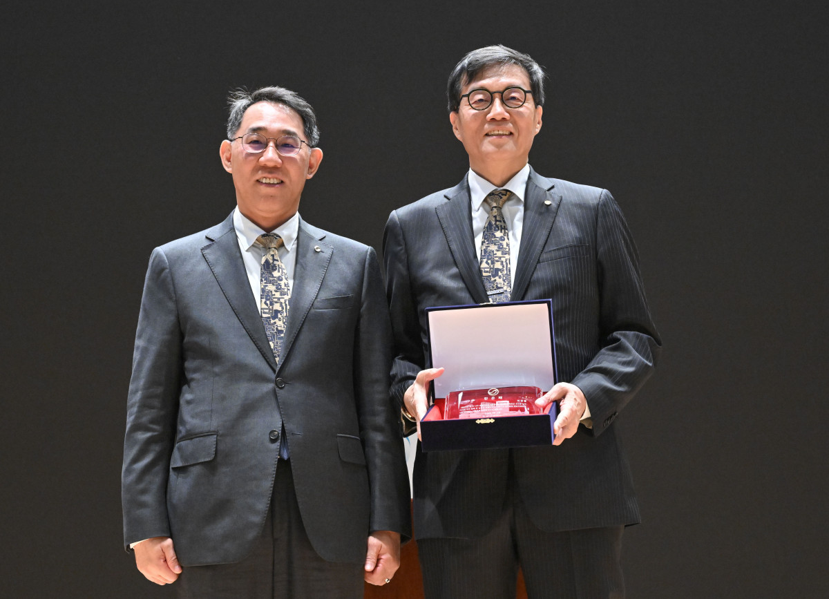 ▲이창용 한국은행 총재가 20일 오전 서울 중구 한국은행 별관에서 열린 이임식에서 한은패를 받고 있다. 신태현 기자 holjjak@