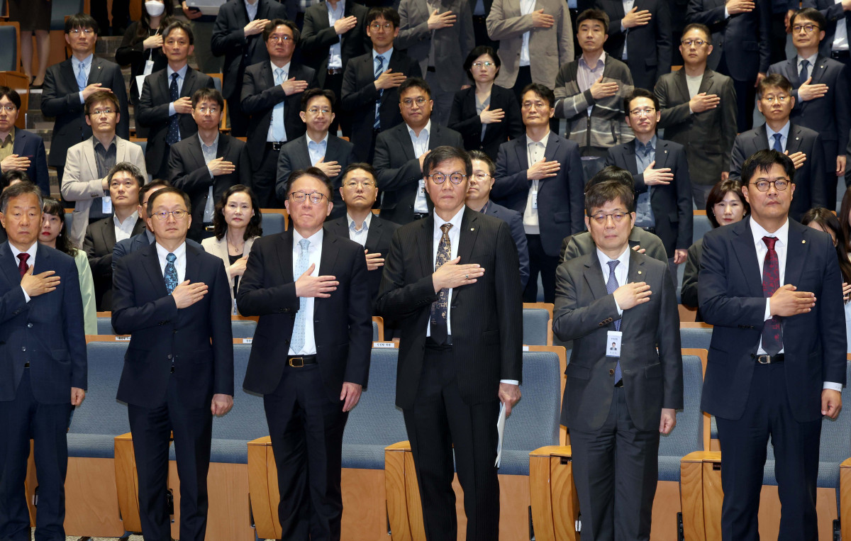▲이창용 한국은행 총재가 20일 서울 중구 한국은행에서 열린 이임식에서 국민의례를 하고 있다. 신태현 기자 holjjak@