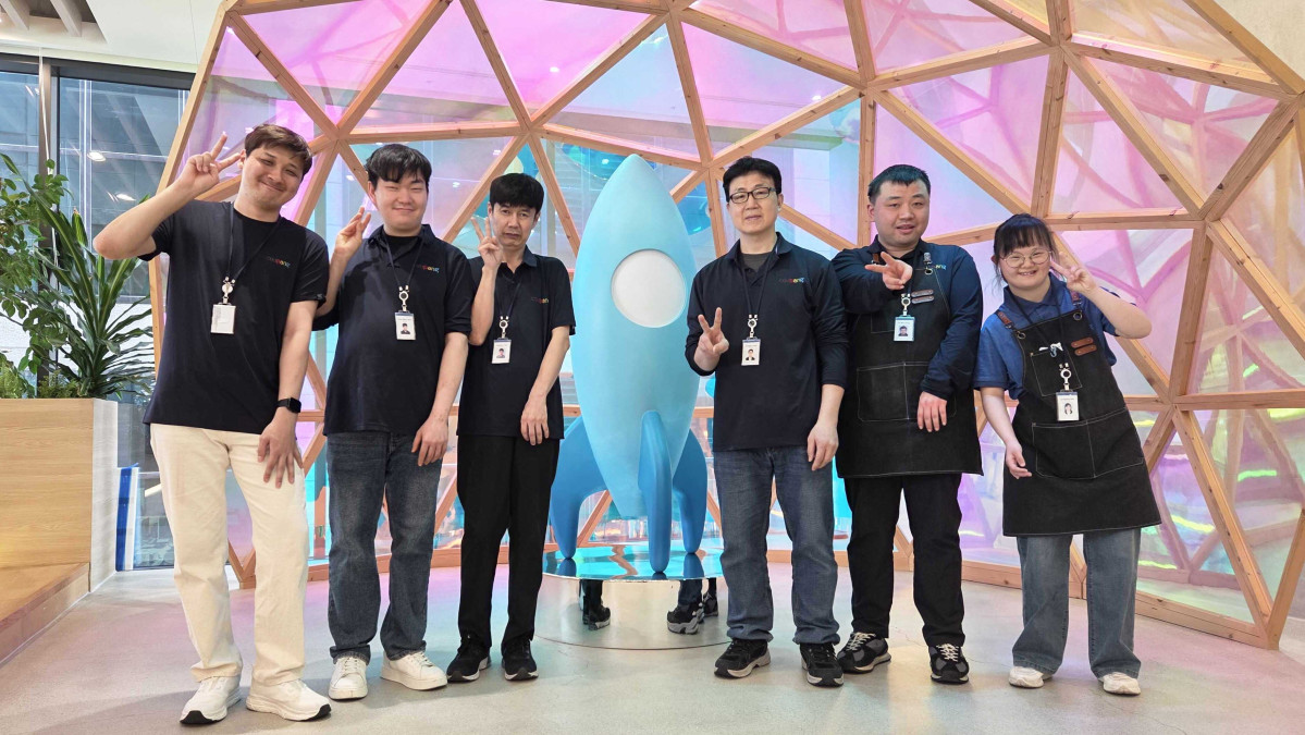 ▲쿠팡 선릉 오피스에서 사내 공용컵 수거 및 세척 직무를 담당하고 있는 장애인 직원들이 기념 촬영을 하고 있다 (사진제공=쿠팡)