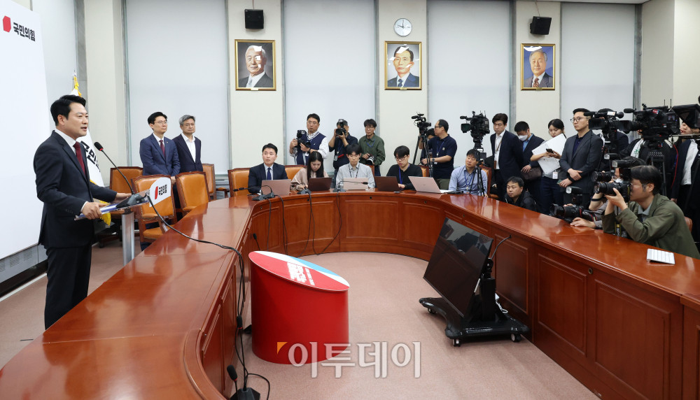 ▲장동혁 국민의힘 대표가 20일 서울 여의도 국회에서 방미 성과 관련 기자간담회를 하고 있다. 고이란 기자 photoeran@