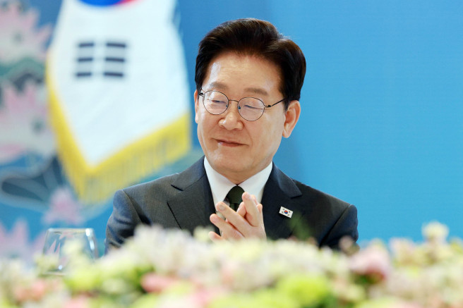 ▲인도를 국빈 방문 중인 이재명 대통령이 19일(현지시간) 뉴델리의 한 호텔에서 열린 동포만찬간담회에서 조상현 재인도 한인회 총연합회장의 환영사에 박수를 치고 있다. (연합뉴스)