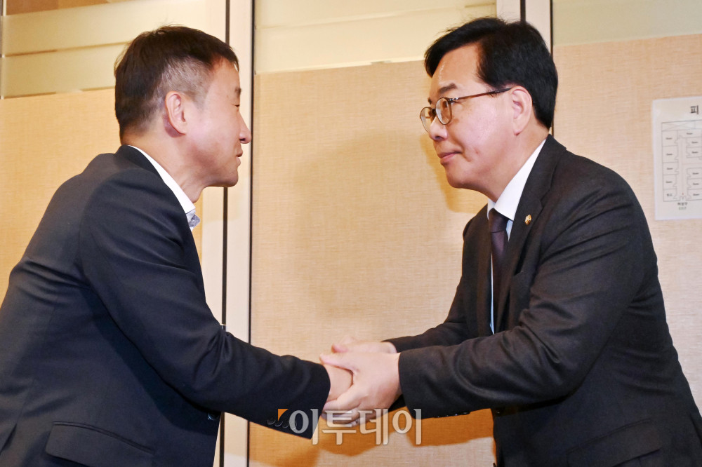 ▲한병도(왼쪽) 더불어민주당 원내대표와 송언석 국민의힘 원내대표가 20일 서울 여의도의 한 식당에서 오찬 회동에 앞서 악수하고 있다. 고이란 기자 photoeran@