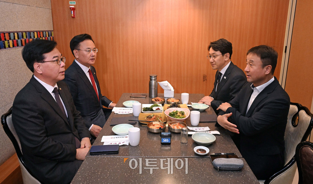 ▲한병도 더불어민주당 원내대표와 송언석 국민의힘 원내대표가 20일 서울 여의도의 한 식당에서 오찬 회동을 하고 있다. 오른쪽부터 한 원내대표, 천준호 원내운영수석부대표, 유상범 국민의힘 원내운영수석부 대표, 송 원내대표.고이란 기자 photoeran@
