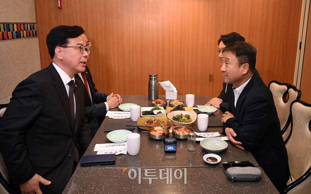 ▲한병도(오른쪽) 더불어민주당 원내대표와 송언석 국민의힘 원내대표가 20일 서울 여의도의 한 식당에서 오찬 회동을 하고 있다. 고이란 기자 photoeran@