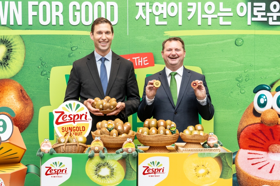 ▲제이슨 테 브레이크(왼쪽) 제스프리 CEO와 네이선 플라워데이 그룹 이사회 회장이 20일 올해 첫 출하한 뉴질랜드산 썬골드키위와 루비레드키위를 소개하고 있다. (사진제공=제스프리)