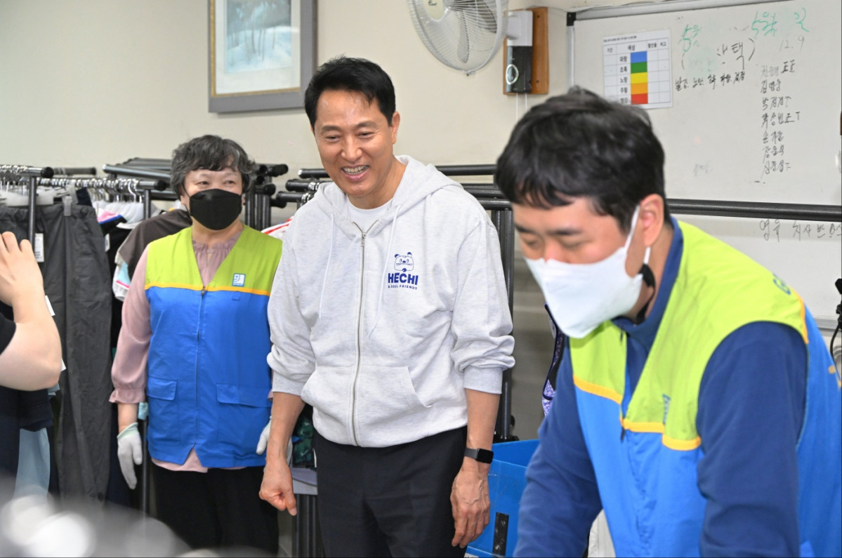 ▲굿윌스토어 1호점을 찾은 오세훈 서울시장이 현장을 점검하고 있다. (서울시)