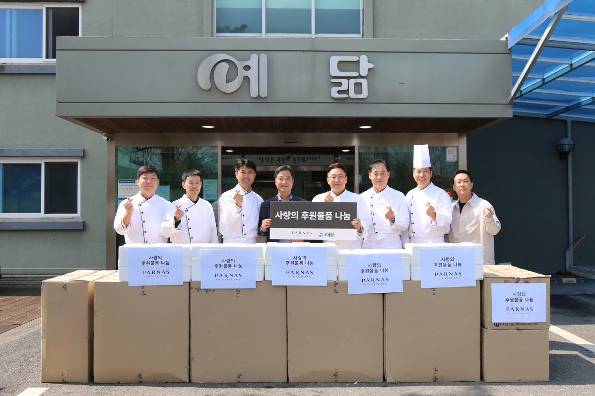 ▲파르나스호텔 임직원들이 4월 20일 장애인의 날을 맞아 인천 강화도에 위치한 사회복지법인 ‘예닮’ 거주 장애인들을 위한 다양한 나눔 활동을 펼쳤다. (사진제공=파르나스호텔)