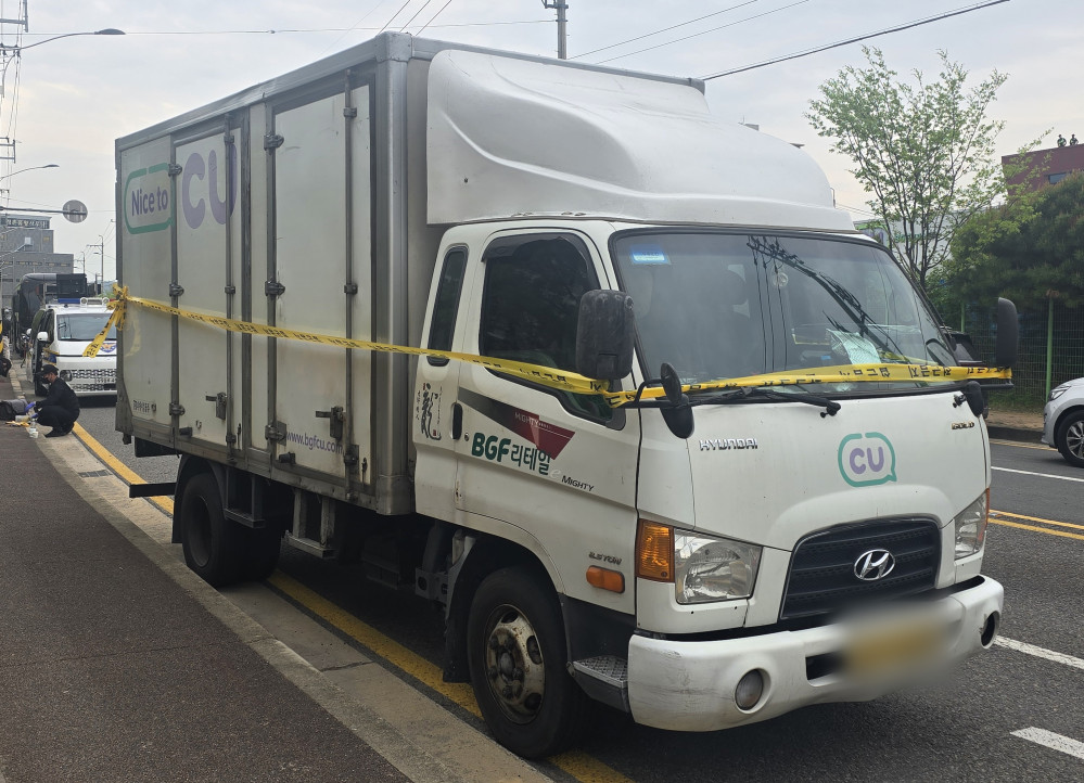 ▲20일 오전 10시 32분께 경남 진주시 정촌면 예하리 한 집회 현장에서 2.5t 화물차가 집회 참가자와 추돌하는 사고가 발생했다.    경찰과 소방에 따르면 이 사고로 50대 조합원 1명이 숨지고 1명이 중상, 1명이 경상을 입은 것으로 확인됐다. (연합뉴스)