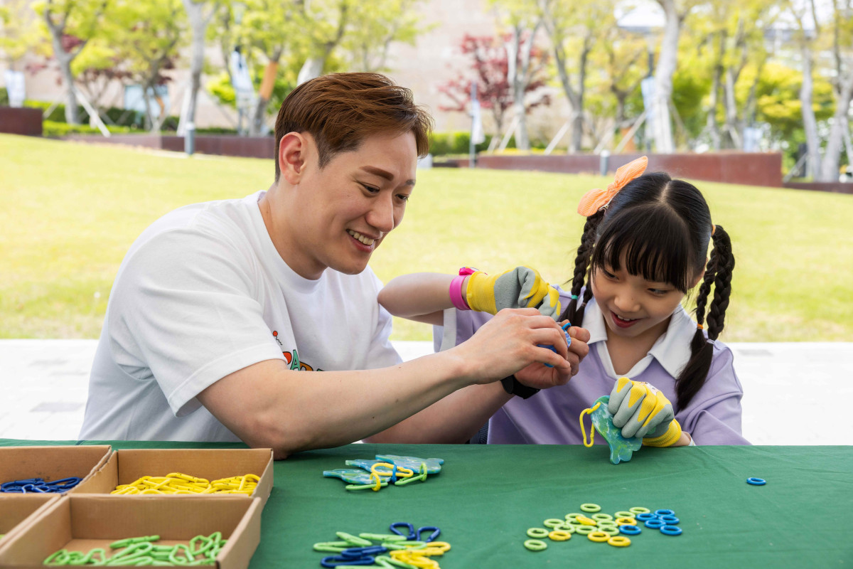 ▲지난해 열린 '아이소리 페스티벌'에서 업사이클링 키링 체험 중인 한 가족의 모습 (사진제공=파라다이스복지재단)