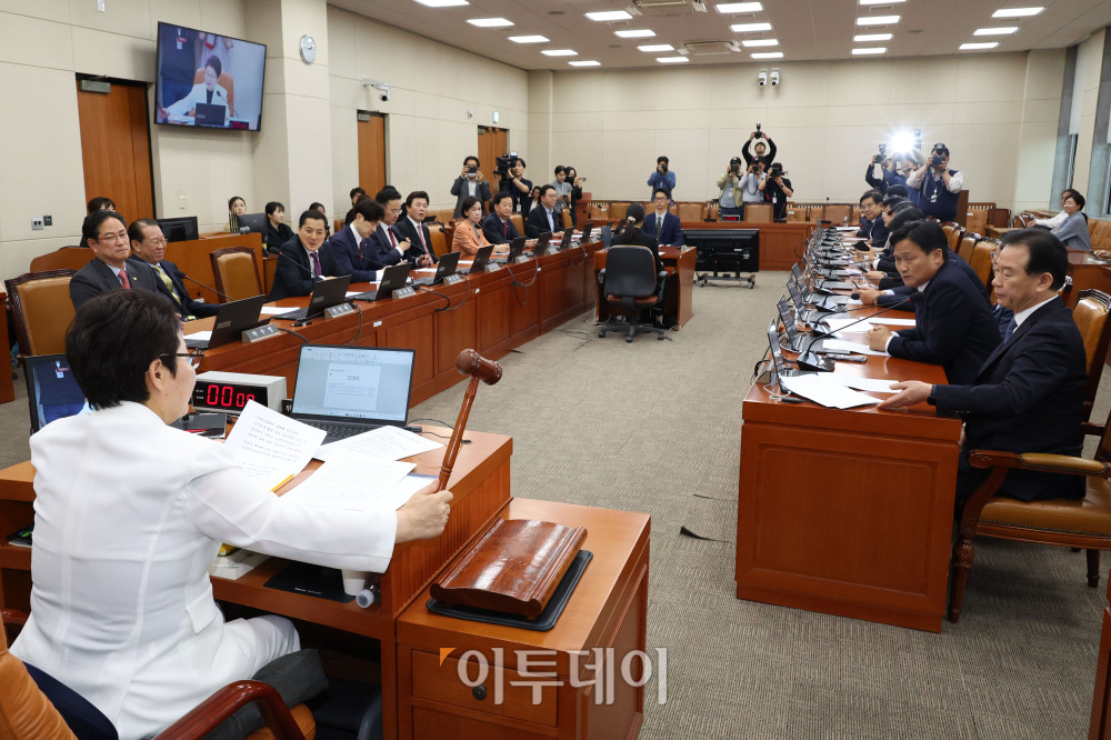 ▲20일 서울 여의도 국회 재정경제기획위원회 전체회의에서 임이자 위원장이 신현송 한국은행 총재 후보자 인사청문경과보고서 채택의 건을 가결하고 있다. 고이란 기자 photoeran@