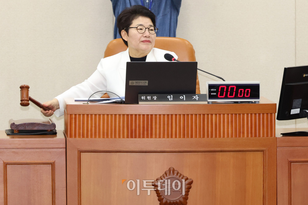 ▲20일 서울 여의도 국회 재정경제기획위원회 전체회의에서 임이자 위원장이 신현송 한국은행 총재 후보자 인사청문경과보고서 채택의 건을 가결하고 있다. 고이란 기자 photoeran@