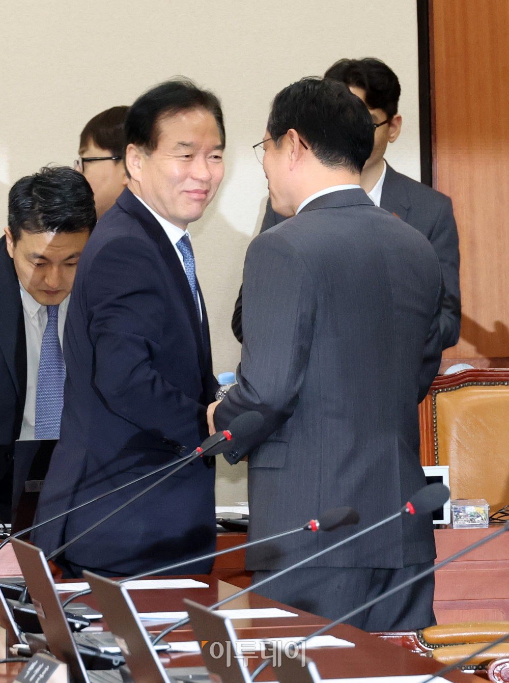 ▲20일 서울 여의도 국회 재정경제기획위원회 전체회의에서 신현송 한국은행 총재 후보자 인사청문경과보고서 채택의 건이 가결되자 정태호(왼쪽) 더불어민주당 간사와 박수영 국민의힘 간사가 악수하고 있다. 고이란 기자 photoeran@