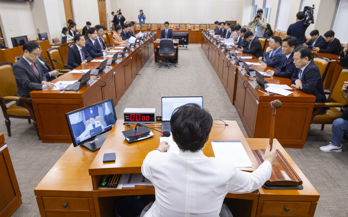 ▲20일 국회에서 열린 재정경제기획위원회 전체 회의에서 임이자 위원장이 여야 합의된 신현송 한국은행 총재 후보자에 대한 인사청문보고서 채택을 알리며 의사봉을 두드리고 있다. (연합뉴스)