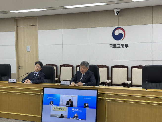 ▲김이탁 제1차관이 5개 지방국토관리청(서울·원주·대전·익산·부산)과 화상 회의를 진행하고 있다. (사진제공=국토교통부)
