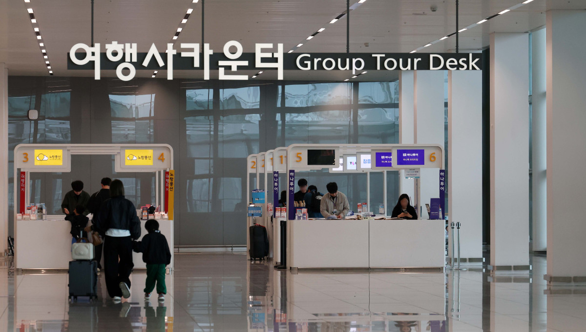 ▲고환율과 5월 국제선 유류할증료가 제도 도입 이후 처음으로 최고 단계에 도달하는 등 악재가 겹쳐 여행업계와 항공업계 전반에 충격이 확산되는 가운데 20일 인천국제공항 여행사 카운터가 한산한 모습을 보이고 있다. 신태현 기자 holjjak@