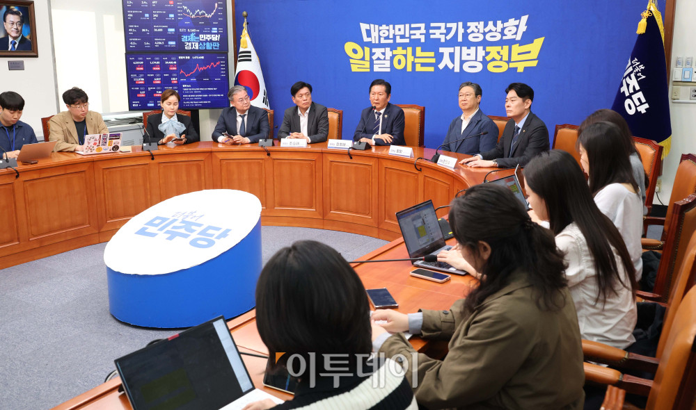 ▲정청래 더불어민주당 대표가 20일 서울 여의도 국회에서 6·3 지방선거 공천 관련 기자간담회를 하고 있다. 이 자리에서 정 대표는 김상욱 의원의 울산시장 출마로 보궐선거가 치러지는 울산 남구갑에 전태진 변호사를 공천할 예정이라고 설명했다. 고이란 기자 photoeran@