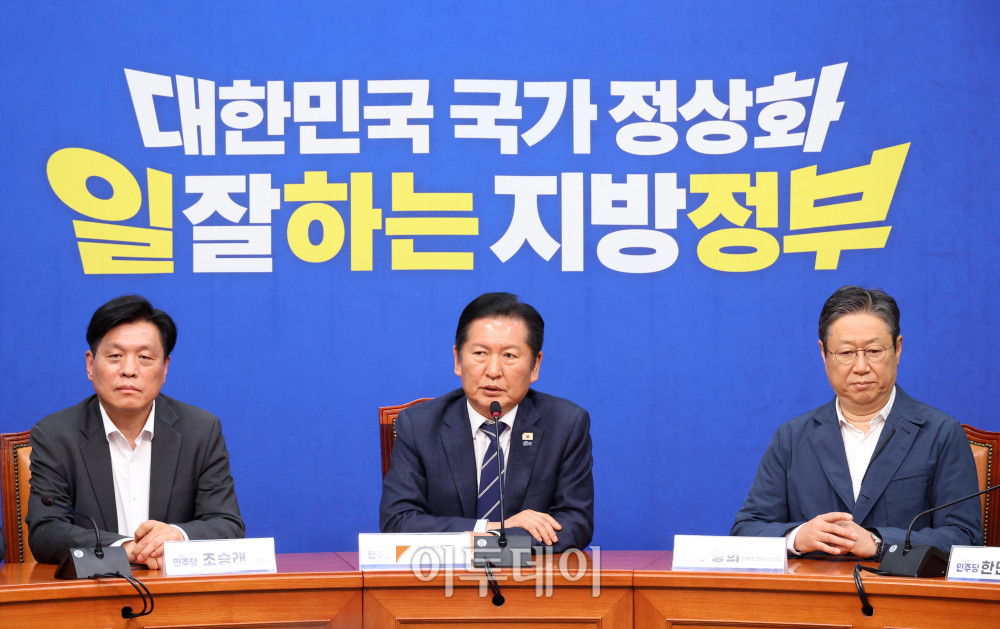 ▲정청래 더불어민주당 대표가 20일 서울 여의도 국회에서 6·3 지방선거 공천 관련 기자간담회를 하고 있다. 이 자리에서 정 대표는 김상욱 의원의 울산시장 출마로 보궐선거가 치러지는 울산 남구갑에 전태진 변호사를 공천할 예정이라고 설명했다. 고이란 기자 photoeran@