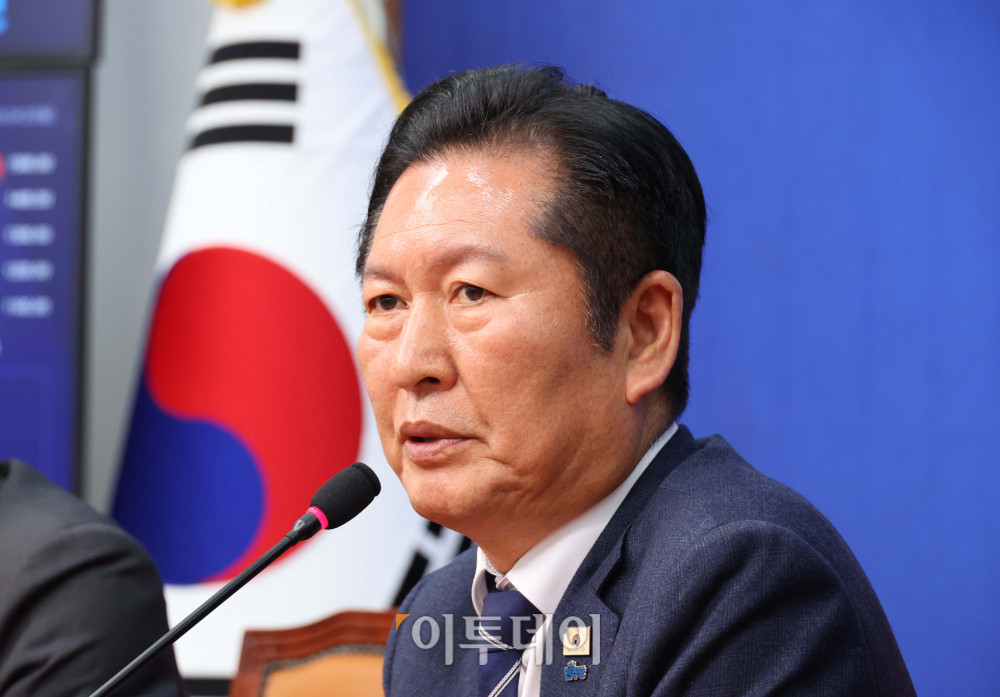 ▲정청래 더불어민주당 대표가 20일 서울 여의도 국회에서 6·3 지방선거 공천 관련 기자간담회를 하고 있다. 이 자리에서 정 대표는 김상욱 의원의 울산시장 출마로 보궐선거가 치러지는 울산 남구갑에 전태진 변호사를 공천할 예정이라고 설명했다. 고이란 기자 photoeran@