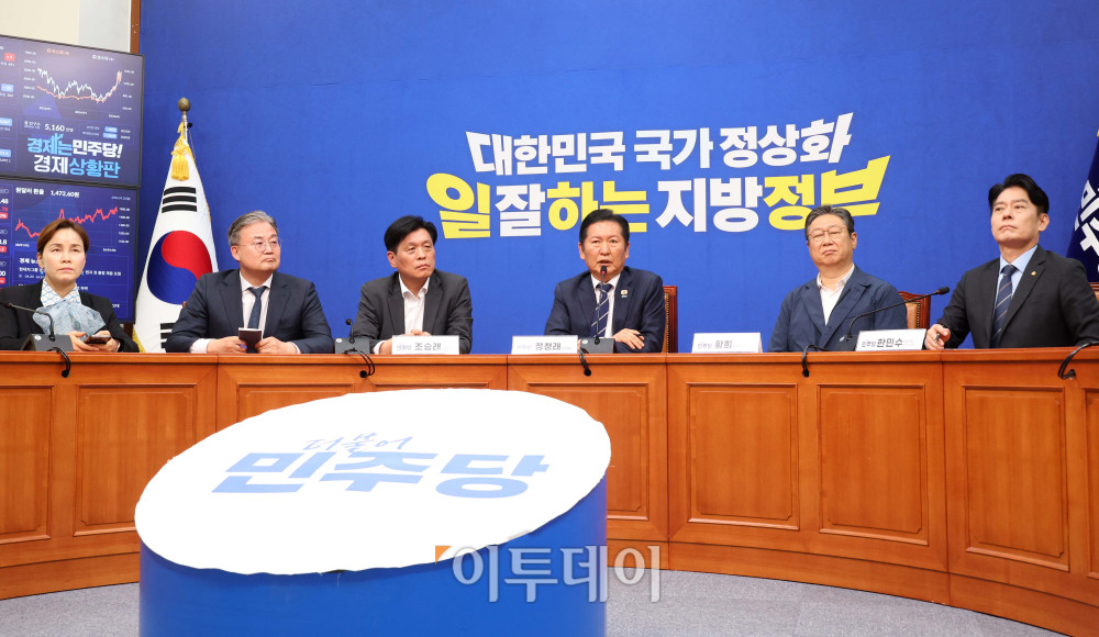 ▲정청래 더불어민주당 대표가 20일 서울 여의도 국회에서 6·3 지방선거 공천 관련 기자간담회를 하고 있다. 이 자리에서 정 대표는 김상욱 의원의 울산시장 출마로 보궐선거가 치러지는 울산 남구갑에 전태진 변호사를 공천할 예정이라고 설명했다. 고이란 기자 photoeran@