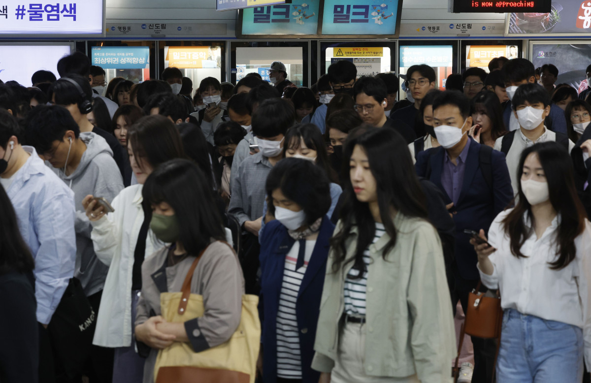 ▲서울 구로구 신도림역에서 마스크를 착용한 시민들이 출근길 발걸음을 재촉하고 있다. (이투데이DB)