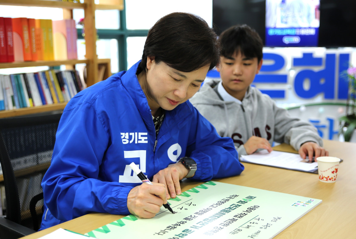 ▲유은혜 경기도교육감 예비후보가 20일 선거사무소에서 초록우산 어린이재단 학생 대표단이 전달한 아동 정책 제안서에 서명하고 있다. (유은혜 예비후보 캠프)