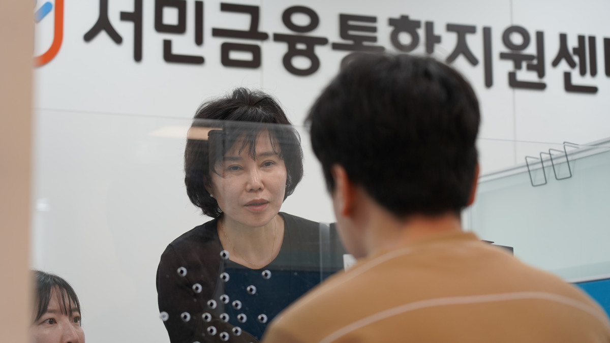 ▲김은경 서민금융진흥원장 겸 신용회복위원회 위원장이 17일 계양 서민금융통합지원센터에서 고객과 상담하고 있다. (사진제공=서민금융진흥원)
