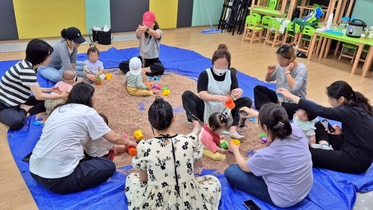 ▲서울 은평구에 위치한 롯데마트 그랑그로서리 은평점 문화센터에서 수강생들이 영유아 강좌에 참여하고 있다.   육아 가정에게 큰 호응을 얻고 있는 '해피아워(HAPPY HOUR)' 할인 혜택을  기존 1만원에서 2만원으로 2배 확대한다. (사진제공=롯데마트)