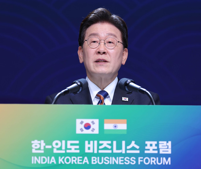 ▲이재명 대통령이 20일(현지시간) 인도 뉴델리 바라트 만다팜 컨벤션센터에서 열린 한-인도 비즈니스포럼에서 발언하고 있다. (연합뉴스)
