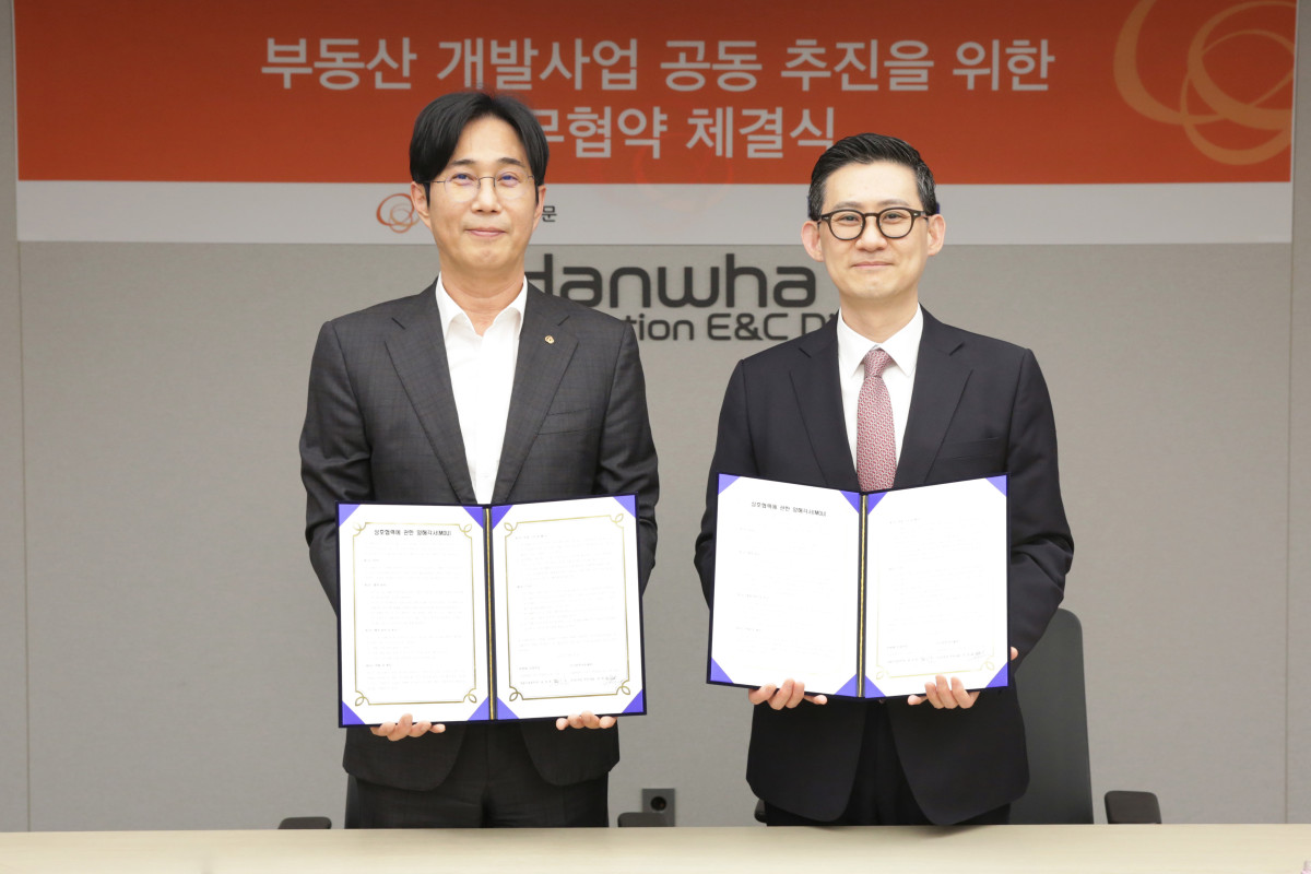 ▲윤성호 한화 건설부문  개발사업본부장(좌측)과 박경배 마스턴투자운용 국내1부문 대표이 ‘부동산 개발사업 공동 추진을 위한 업무협약’을 체결하고 기념촬영을 하고 있다. (사진제공=한화 건설부문)