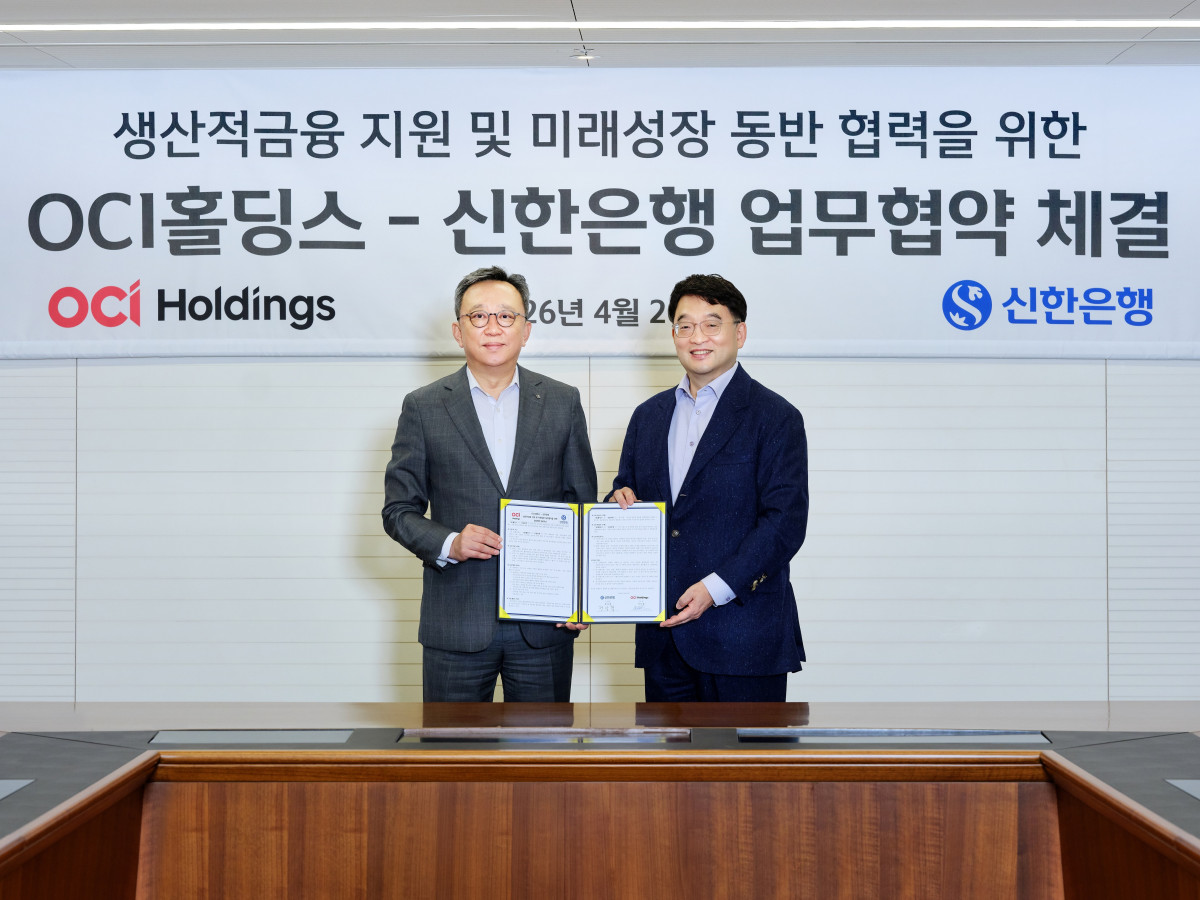 ▲20일 서울 중구 소재 OCI빌딩에서 OCI홀딩스와 함께 진행한 ‘생산적금융 지원 및 미래성장 동반협력을 위한 업무협약식’에서 정상혁 신한은행장(왼쪽)과 이우현 OCI홀딩스 회장이 기념촬영하고 있다. (사진제공=신한은행)