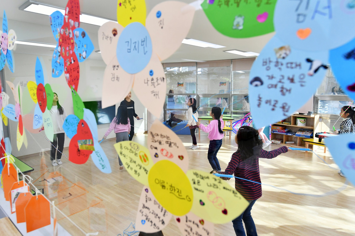 ▲수원시 다함께돌봄센터 1호점 활동실에서 이용 아동들이 돌봄교사와 함께 체육활동을 하고 있다. (수원특례시)