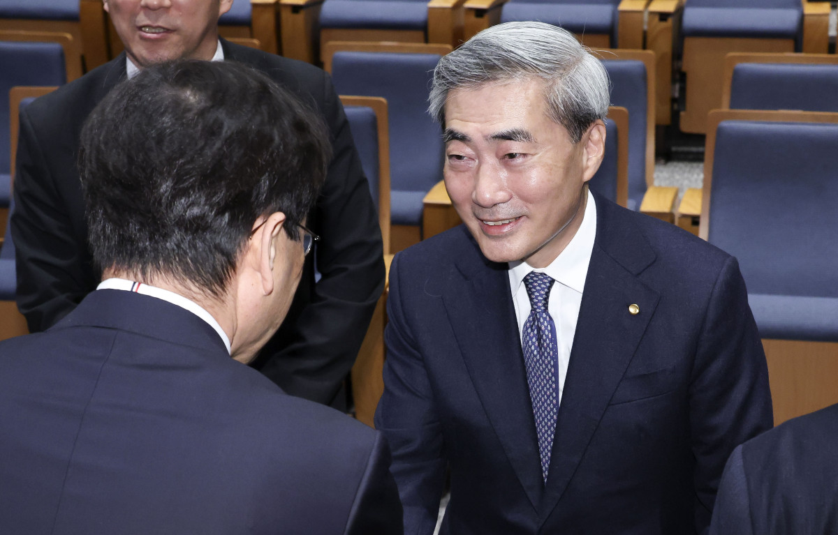 ▲신현송 한국은행 총재가 21일 서울 중구 한국은행 별관에서 열린 취임식에서 직원들과 인사하고 있다. 2026.4.21 [공동취재]    yatoya@yna.co.kr/2026-04-21 10:35:34/<저작권자 ⓒ 1980-2026 ㈜연합뉴스. 무단 전재 재배포 금지, AI 학습 및 활용 금지> (사진=연합뉴스)
