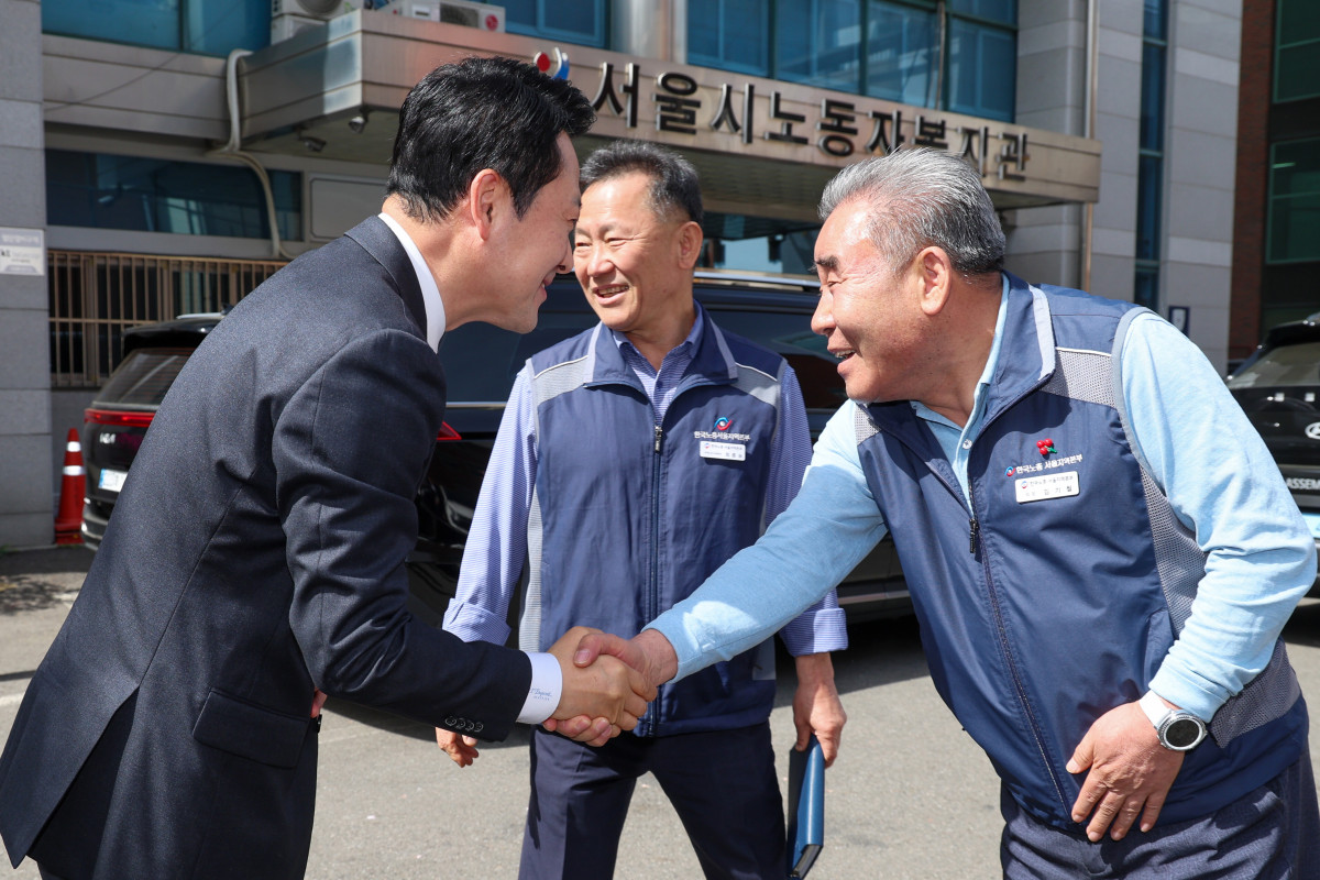 ▲국민의힘 장동혁 대표(왼쪽)가 21일 서울 영등포구 한국노총 서울지역본부를 방문해 김기철 의장과 인사하고 있다. (연합뉴스)