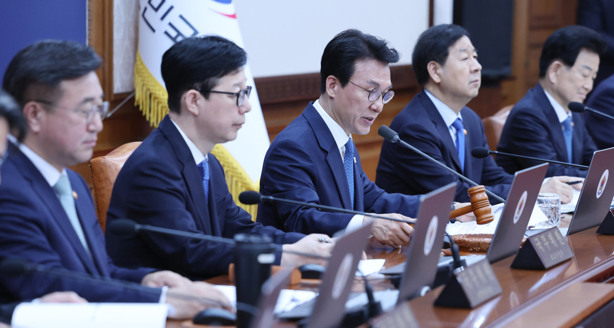 ▲김민석 국무총리가 21일 서울 종로구 정부서울청사에서 열린 국무회의 겸 비상경제본부회의에서 개회 선언을 하고 있다. (연합뉴스)