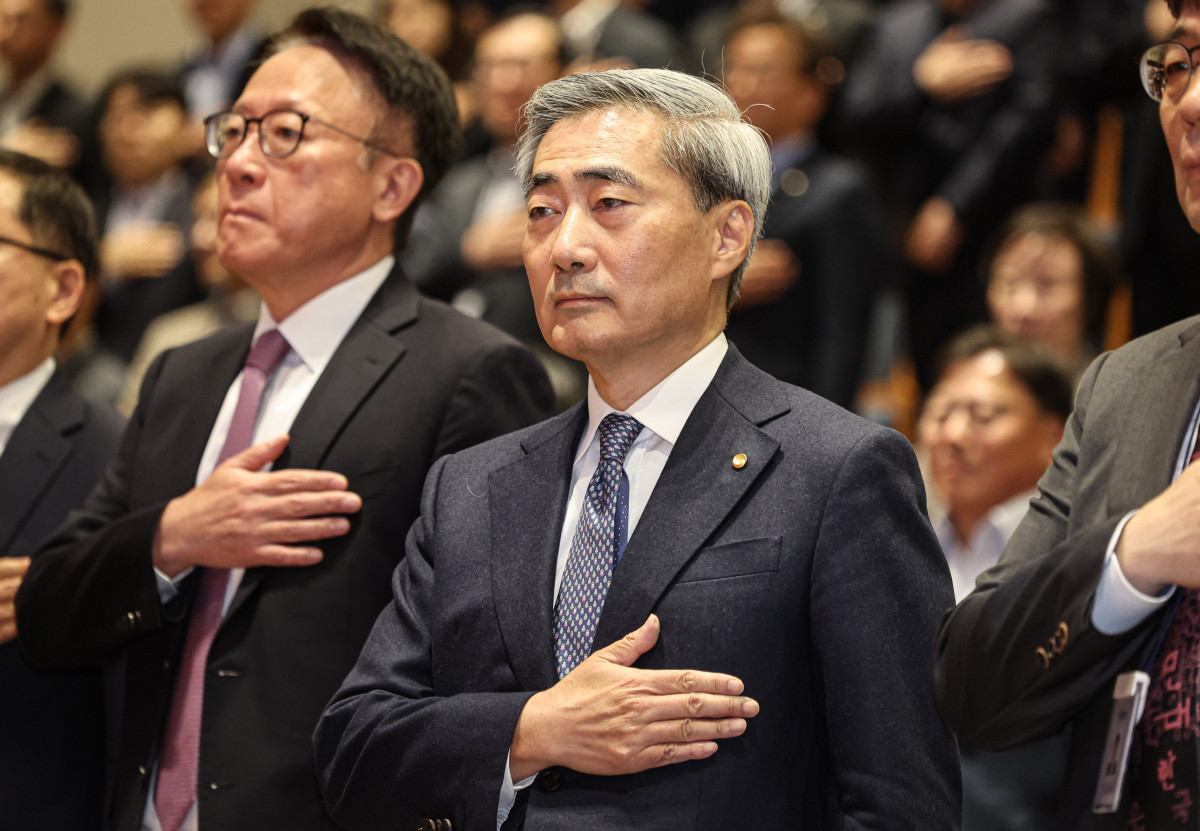 ▲신현송 한국은행 총재가 21일 서울 중구 한국은행 별관에서 열린 취임식에서 국민의례를 하고 있다. 2026.4.21 [공동취재]    yatoya@yna.co.kr/2026-04-21 10:42:26/<저작권자 ⓒ 1980-2026 ㈜연합뉴스. 무단 전재 재배포 금지, AI 학습 및 활용 금지> (사진=연합뉴스)