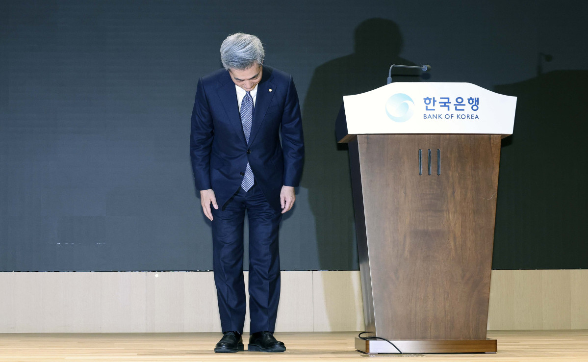 ▲신현송 신임 한국은행 총재가 21일 서울 중구 한국은행에서 열린 취임식에서 취임사를 마친 뒤 인사하고 있다. 신태현 기자 holjjak@