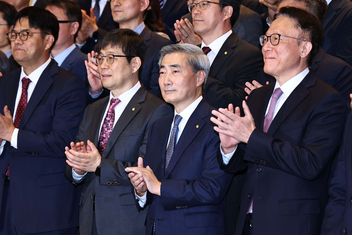 ▲신현송 신임 한국은행 총재가 21일 서울 중구 한국은행에서 열린 취임식에서 박수를 치고 있다. 신태현 기자 holjjak@