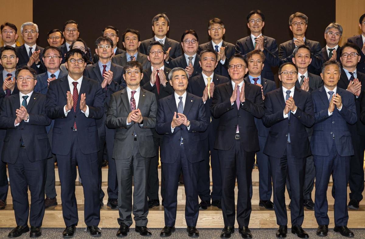 ▲신현송 신임 한국은행 총재가 21일 서울 중구 한국은행에서 열린 취임식에서 임직원들과 기념촬영을 하고 있다. 신태현 기자 holjjak@