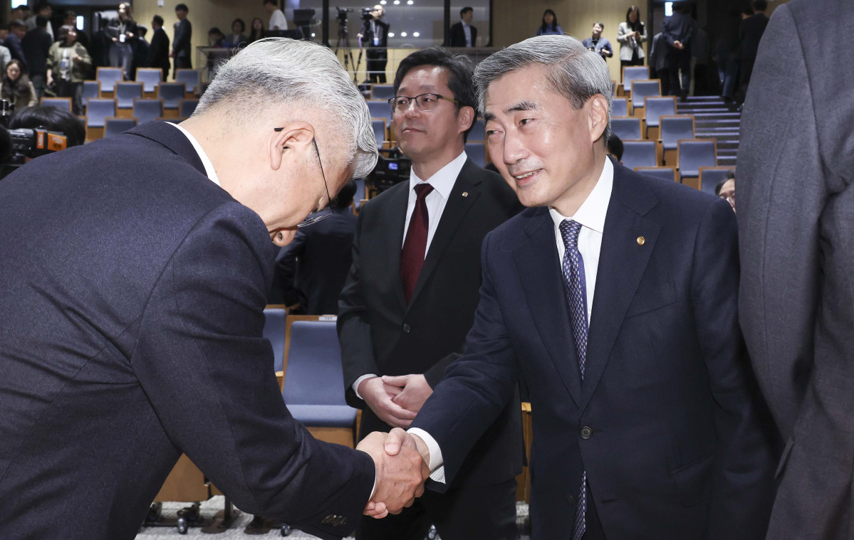 ▲신현송 신임 한국은행 총재가 21일 서울 중구 한국은행에서 열린 취임식에서 임직원들과 인사하고 있다. 신태현 기자 holjjak@